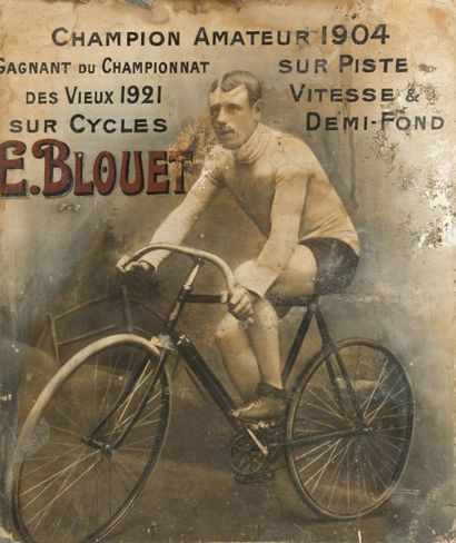 null Photo sur carton pour une publicité des Cycles E. Blouet représentant un coureur...