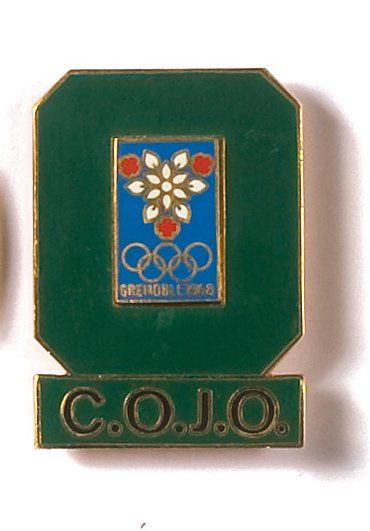 null 1968. Grenoble. Badge officiel ?'C.O.J.O.''. Dim. 30 x 50 mm.