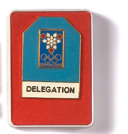 null 1968. Grenoble. Badge officiel ?'délégation''. Dans sa boîte. Dim. 34 x 49 ...
