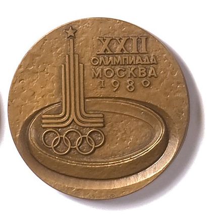 null 1980. Moscou. Médaille officielle de participant. Tombac. Diam. 60mm. On y joint...