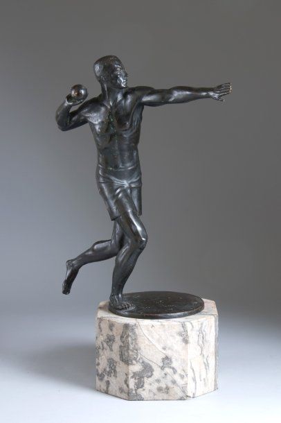 null Sculpture en bronze sur socle marbre ?'Le lanceur de Poids'' signée O. Maith...