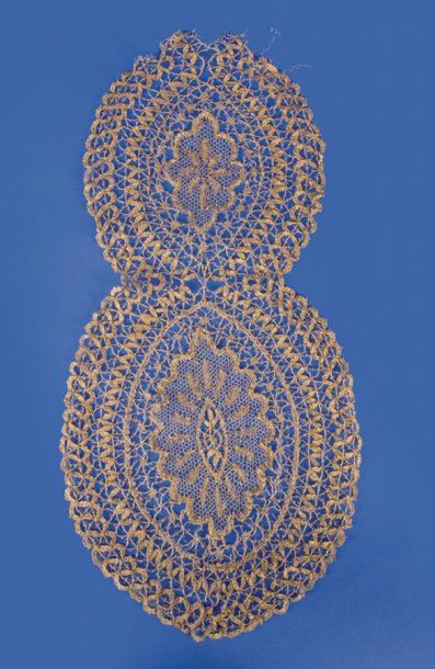 null Quatre parties de quilles pour robe, fil d'or guipé, Le Puy, fuseaux, 1870 -...