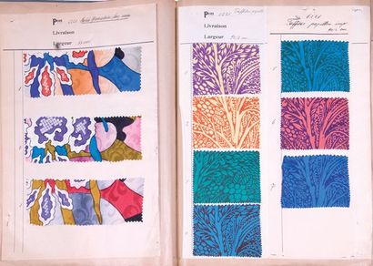 null Trois albums d'échantillons d'impressions sur soie, vers 1930, mousseline, taff...