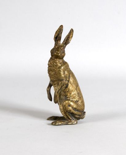 «Lièvre dressé». Bronze de Vienne à patine brun-doré. Haut. 15 cm.