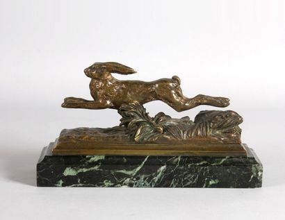 Ecole française du XIXème siècle. «Lièvre en course». Bronze à patine brune sur socle...