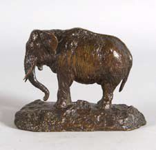 De BRAUX. «Eléphant debout». Bronze à patine brune nuancée. Haut. 9,5 cm.