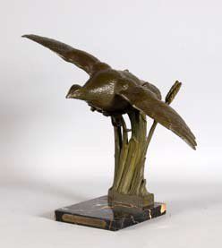 RISCHMANN. ''La perdrix grise en vol''. Bronze à patine verte nuancée sur socle marbre....