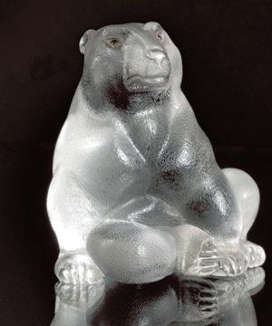 null Ours polaire assis en cristal de roche finement sculpté, provenant très probablement...