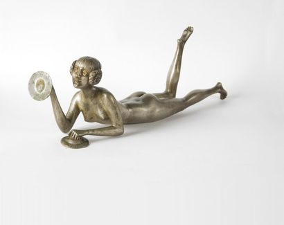 CHIPARUS Déméter (1888-1947/50) Nu allongé aux cymbales. Bronze à patine argentée,...