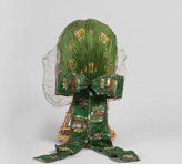 null Coiffe, XIXe siècle, bonnet emboitant descendant en pointe sur le front, dans...