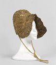 null Bonnet, XVIIIe siècle, bonnet emboitant couvert d'une broderie en fort relief...