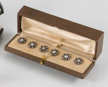null * Ensemble de six boutons de robe en métal, sertis de pierres d'imitation, conservés...