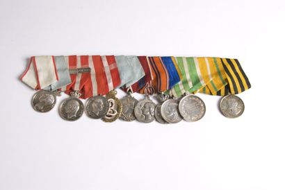 null Barrette de dix médailles avec rubans et son système d'attache au dos : Commémoration...