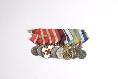 null Barrette de neuf médailles avec rubans et son système d'attache au dos : Souvenir...