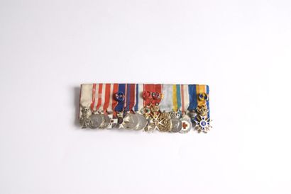 null Barrette de treize médailles miniatures avec rubans, système d'attache au dos...