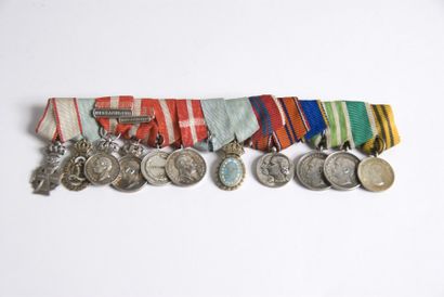 null Barrette de onze médailles miniatures avec rubans, système d'attache au dos...