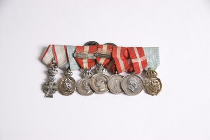 null Barrette de sept médailles miniatures avec rubans: Ordre du Dannebrog, en argent....