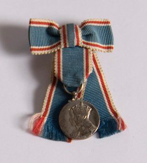 null Médaille en argent avec ruban, souvenir du couronnement de la reine Elisabeth...