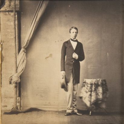 null Comte d'Eu. Portrait photographique le représentant en pied, vers 1860. Tirage...