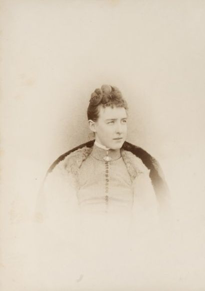 null Hélène, princesse d'Orléans, duchesse d'Aoste. Portrait photographique la représentant...