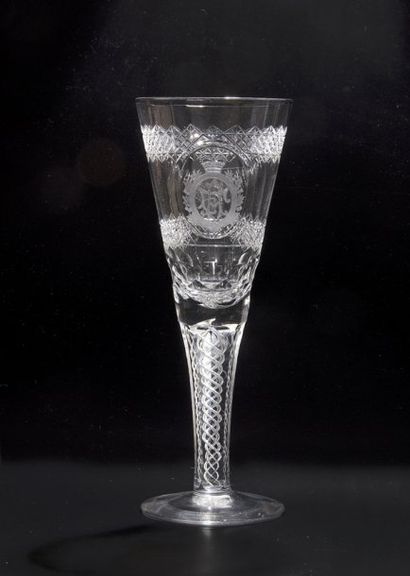 GRANDE-BRETAGNE Grand verre sur pied, en cristal taillé, à décor au centre dans un...