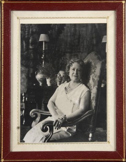 null Elisabeth, reine de Grande-Bretagne, née Bowes-Lyon. Portrait photographique...