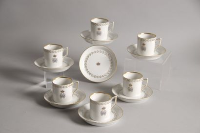 null Maison royale de Grèce. Lot de six tasses à café avec sous-tasses en porcelaine...