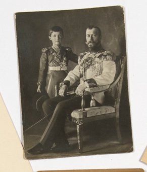 null Nicolas II, empereur de Russie. Portrait photographique le représentant assis...