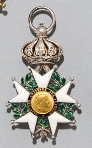 null Croix d'offi cier de la Légion d'honneur, en argent et émail, conservée dans...