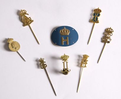 null * Lot de cinq épinglettes en métal doré, au chiff re du roi Gustave V de Suède,...
