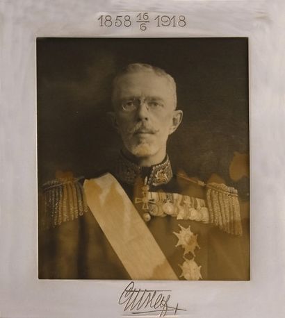 null Gustave V, roi de Suède (1858-1950). Portrait photographique le représentant...