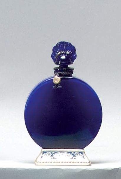 LUCRETIA VANDERBILT - (1932) Flacon en verre opaque bleu nuit de section rectangulaire...