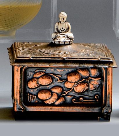 YOUVENEL - (années 1920) Dans le pur style japonisant, boîte de poudre quadripode...