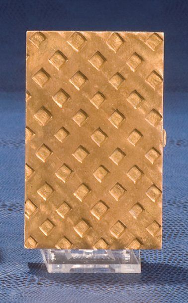 LINE VAUTRIN - (années 1945-1950) Poudrier en bronze doré massif de forme rectangulaire...