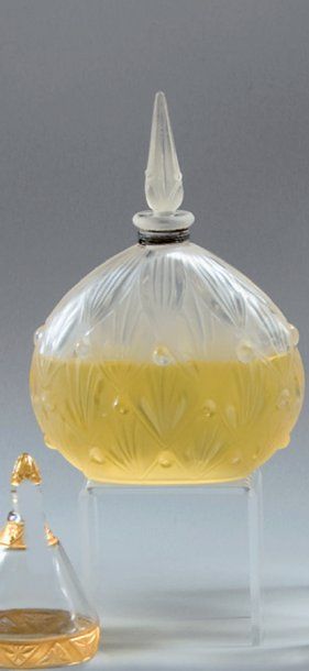 DORILLY - (années 1920) Rare flacon en verre incolore pressé moulé dépoli satiné...