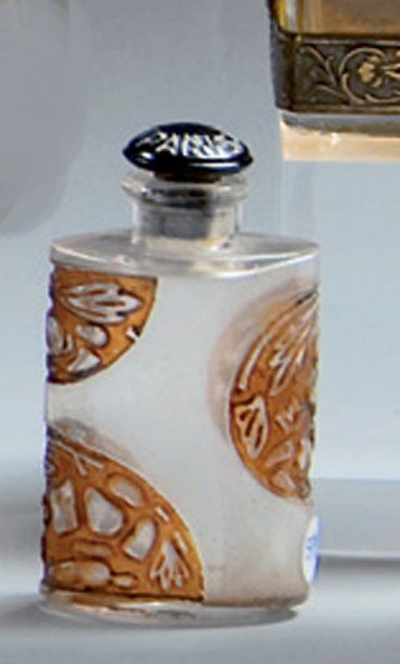 VIOLET - «Ambre» - (années 1920) Flacon d'inspiration japonisante en verre incolore...
