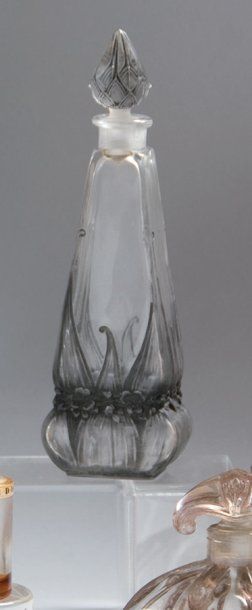 ISABEY - «Le Lys Noir» - (1924) Flacon en verre incolore pressé moulé patiné gris...