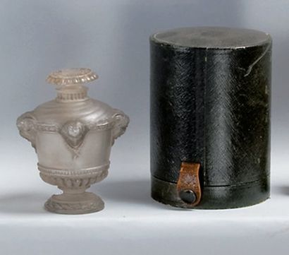 GUERLAIN - «Bouquet de Faunes» - (1925) Présenté dans son écrin cylindre en carton...
