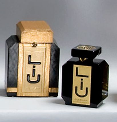 GUERLAIN - «Liu» - (1928) Présenté dans son coffret en bois gainé de papier or et...