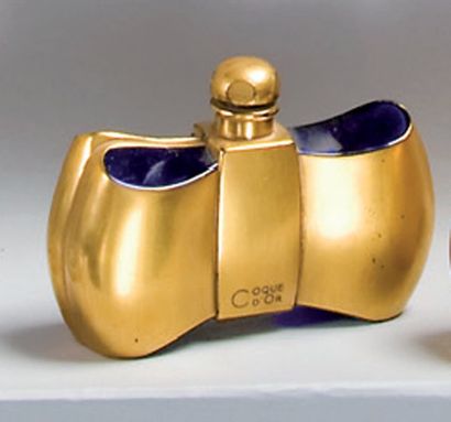GUERLAIN - «Coque d'Or» - (1937) Elégant flacon moderniste en cristal pressé moulé...