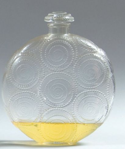 FORVIL - «Relief» - (1924) Flacon en verre incolore pressé moulé de section cylindrique,...