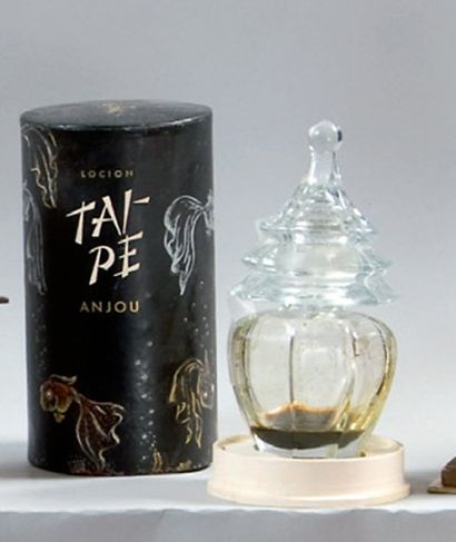 ANJOU - «Tai-Pê» - (1950) Présenté dans son écrin cylindrique en carton gainé de...