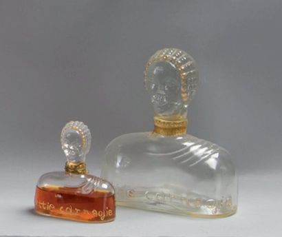 HATTIE CARNEGIE - «perfume n°7» - (1944) Deux flacons en verre incolore rehaussé...