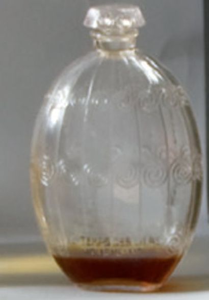 HOUBIGANT - «Le Temps des Lilas» - (1922) Flacon en verre incolore pressé moulé de...