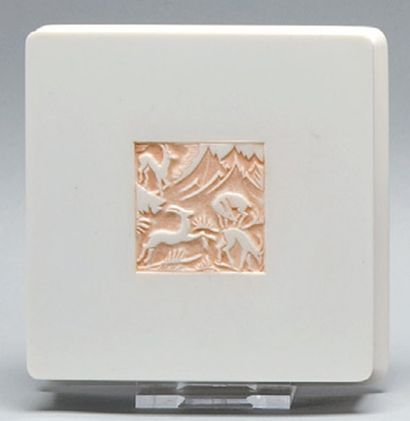 EDOUARD FORNELLS - «Safari» - (années 1930) Boîte à poudre carrée cubique en galalithe,...
