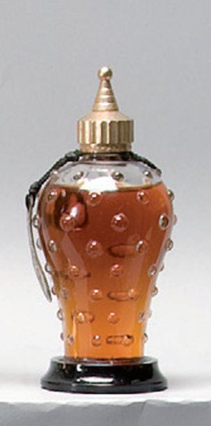 CARON - «Poivre» - (1954) Flacon en verre incolore pressé moulé de section cylindrique...