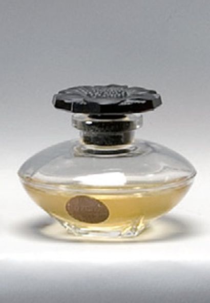 CARON - «Le Narcisse Noir» - (1911) Présenté dans son coffret cubique en carton gainé...