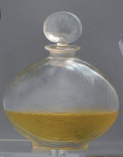 RENEE LALIQUE - «Telline» - (1920) Flacon à parfum en verre incolore pressé dépoli...