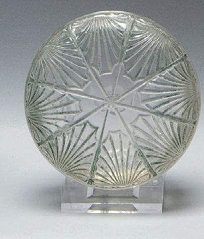 RENEE LALIQUE - «Coquilles» - (1920) Boîte à poudre en verre incolore pressé moulé...