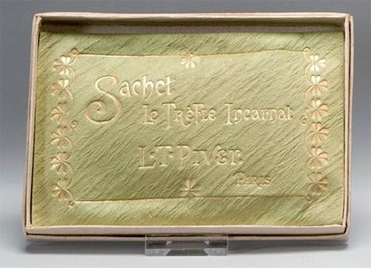 DOCUMENTATION - (années 1990) Trois ouvrages sur le parfum : deux sur René Lalique...